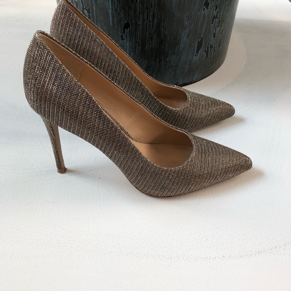 Carlos Santana Sparkly Gold Holiday Pointed Heels - Picture 4 of 8